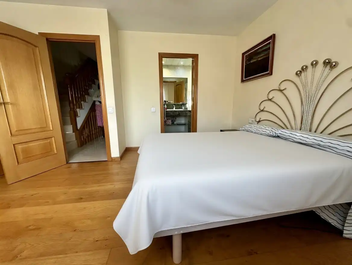 Habitación de Casa adosada en venta en Sant Joan Despí con Aire acondicionado, Calefacción y Jardín privado