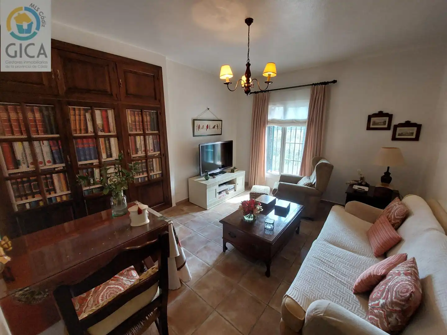 Sala d'estar de Casa o xalet en venda en Algeciras amb Aire condicionat, Jardí privat i Piscina