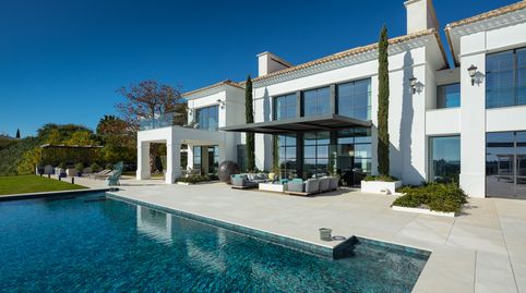¡Bienvenidos a la joya de Los Flamingos Golf en Benahavis!  Esta villa moderna redefine el lujo con sus 2.108 m² de parcela y 1.00, imatge 5