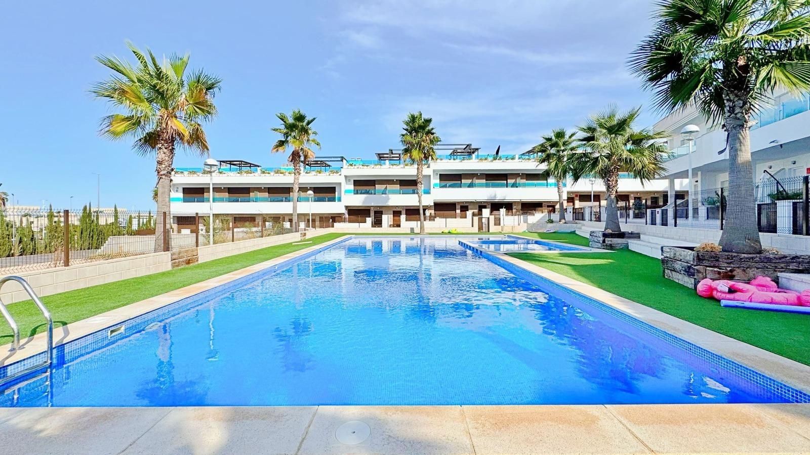 Piscina de Casa adosada en venda en Torrevieja amb Aire condicionat, Terrassa i Balcó