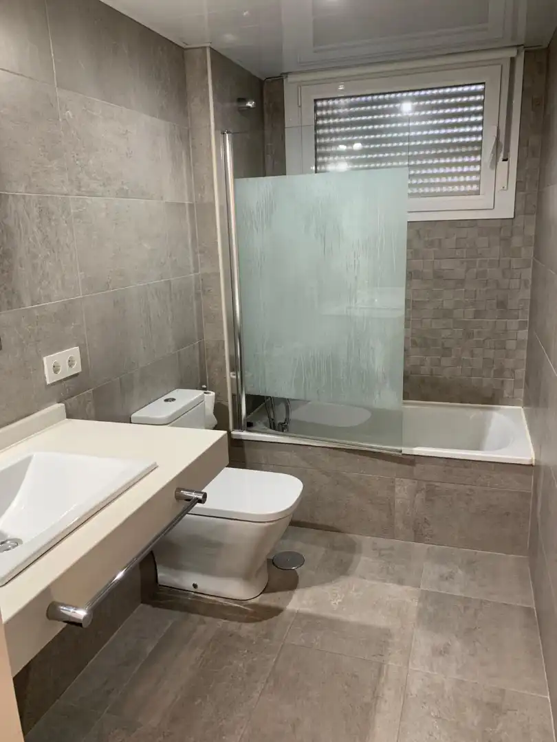 Baño de Ático de alquiler en Córdoba con Aire acondicionado, Terraza y Trastero