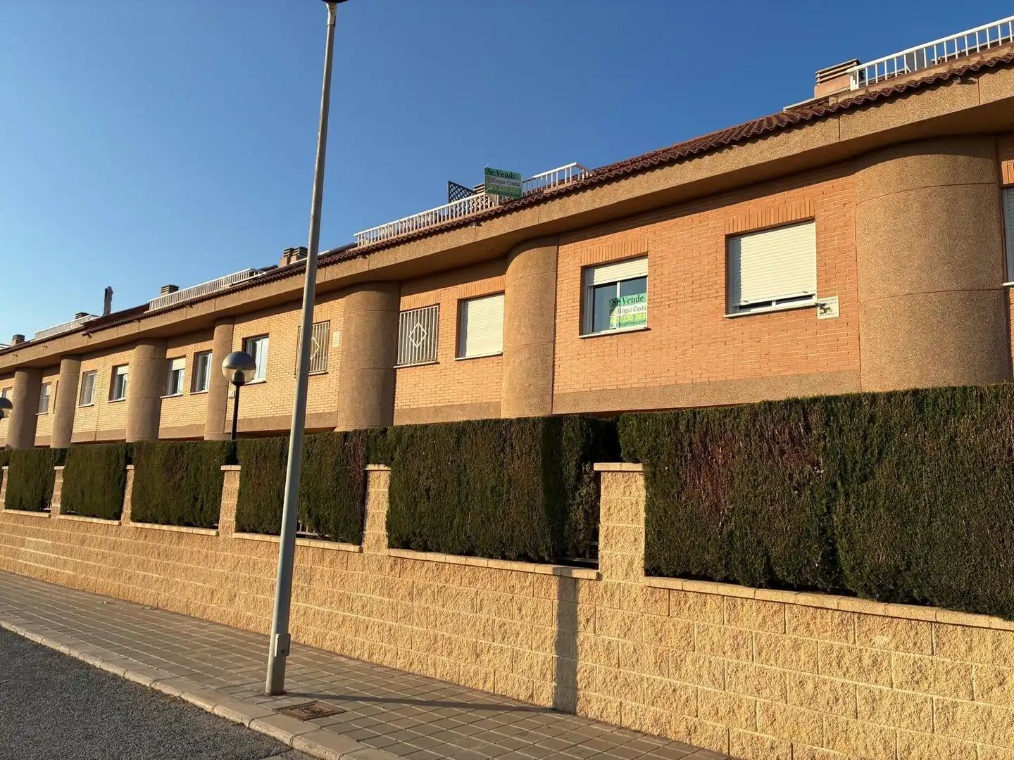 Vista exterior de Casa o xalet en venda en Alicante / Alacant amb Aire condicionat, Terrassa i Piscina comunitària