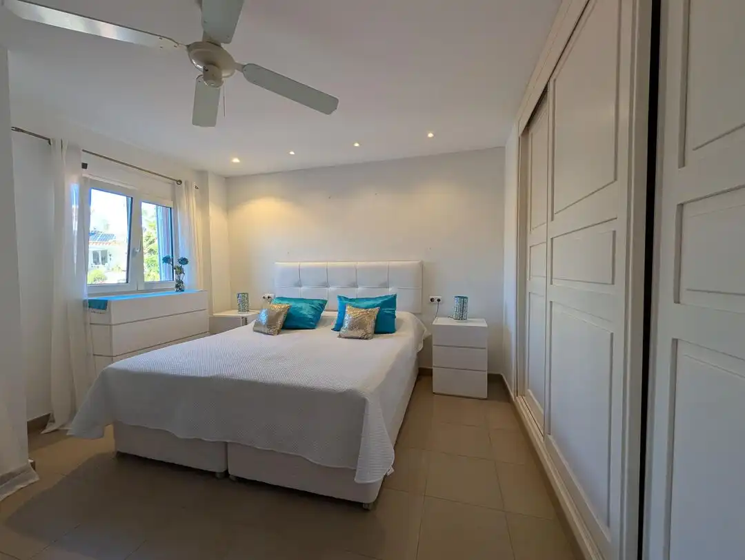 Habitación de Casa adosada de alquiler en La Línea de la Concepción con Aire acondicionado, Calefacción y Jardín privado