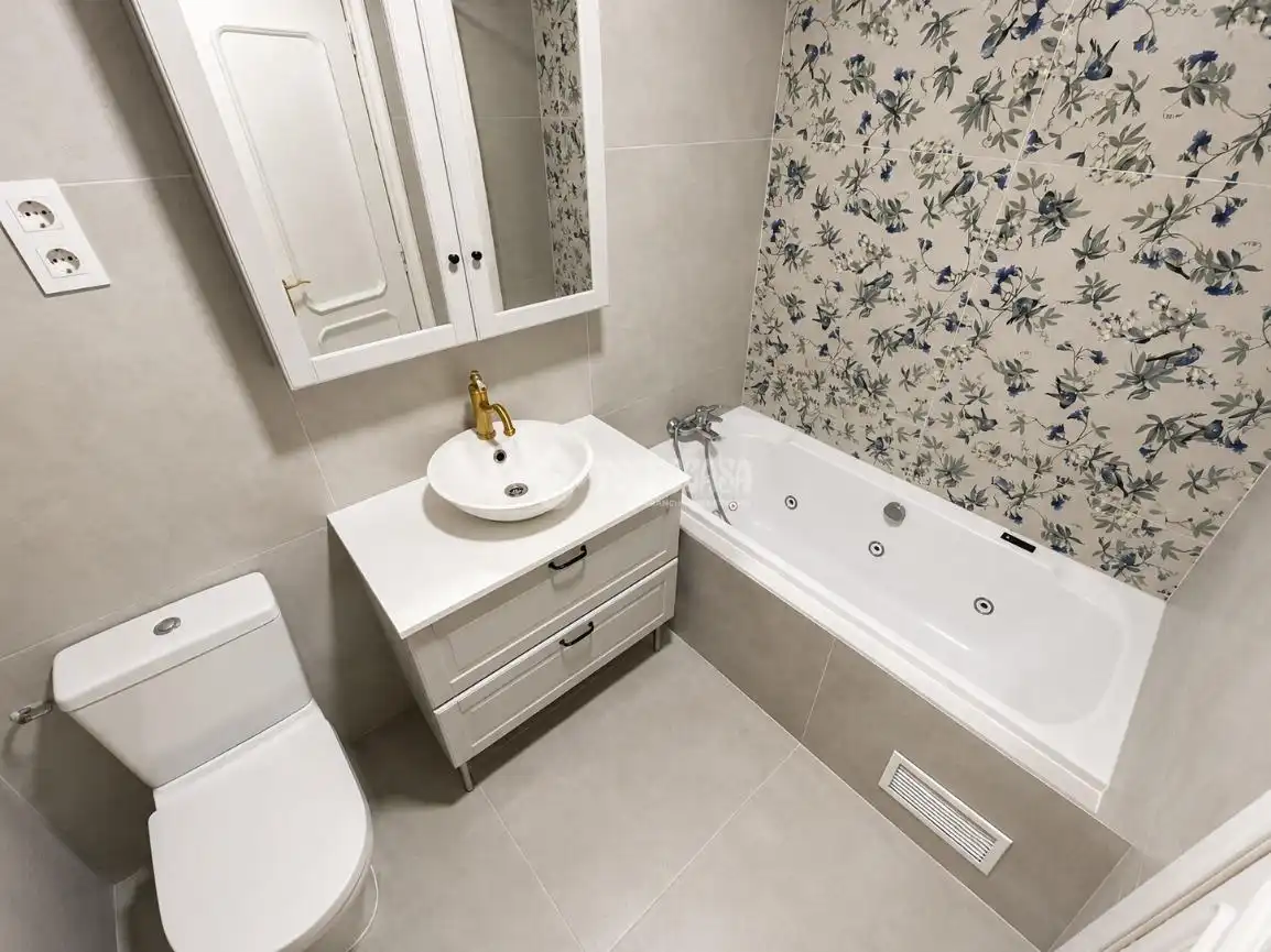 Baño de Piso en venta en Madrid con Calefacción, Terraza y Trastero