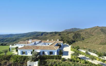 Vista exterior de Finca rústica en venda en Benahavís amb Aire condicionat, Terrassa i Piscina