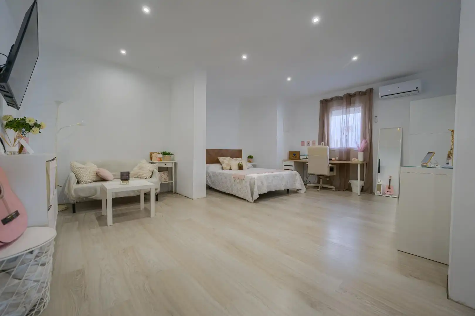 Bedroom of Houses for sale in Tomares  with Air Conditioner, Private garden and Terrace