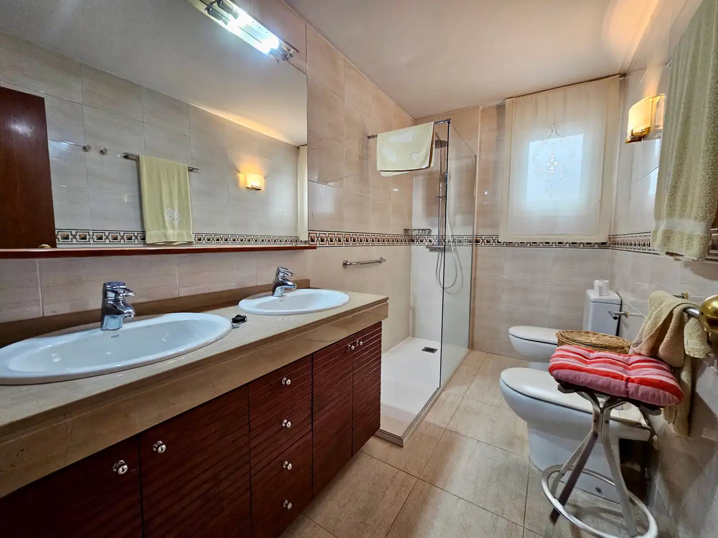 Baño de Dúplex de alquiler en Sant Just Desvern con Aire acondicionado, Calefacción y Jardín privado