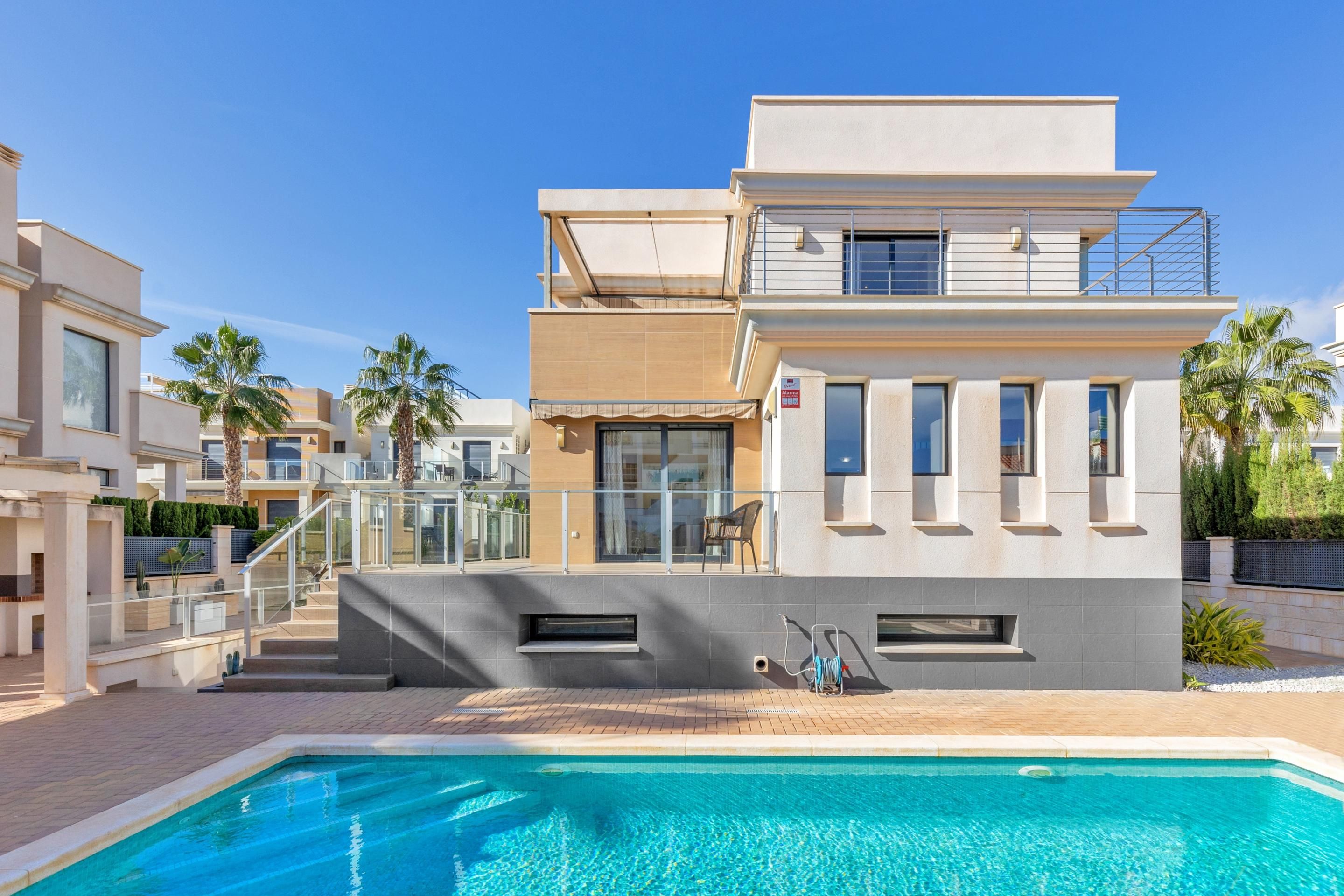Vista exterior de Casa o chalet en venta en Orihuela con Jardín privado, Terraza y Piscina comunitaria