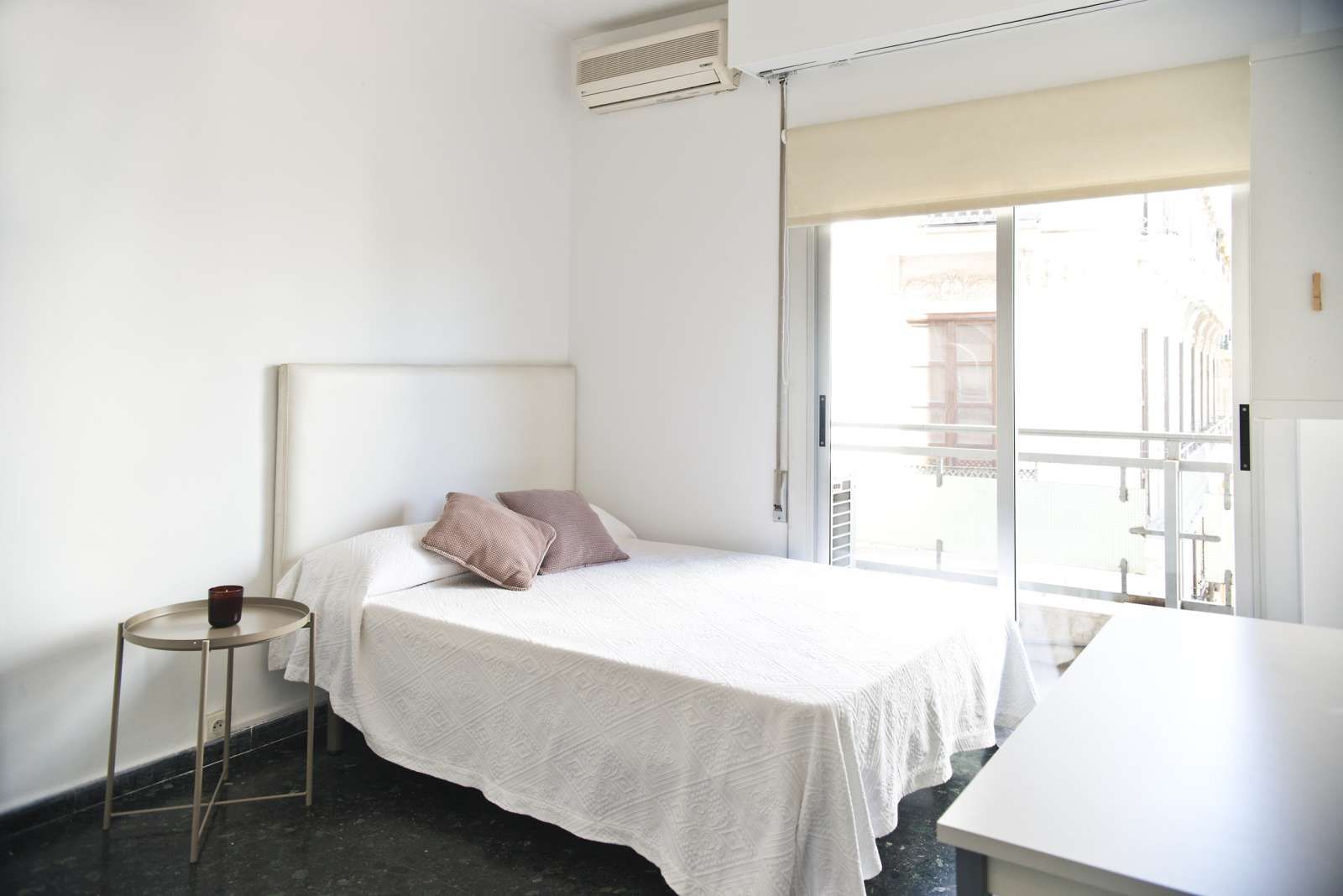 Bedroom of Flat to share in  Valencia Capital  with Air Conditioner and Terrace