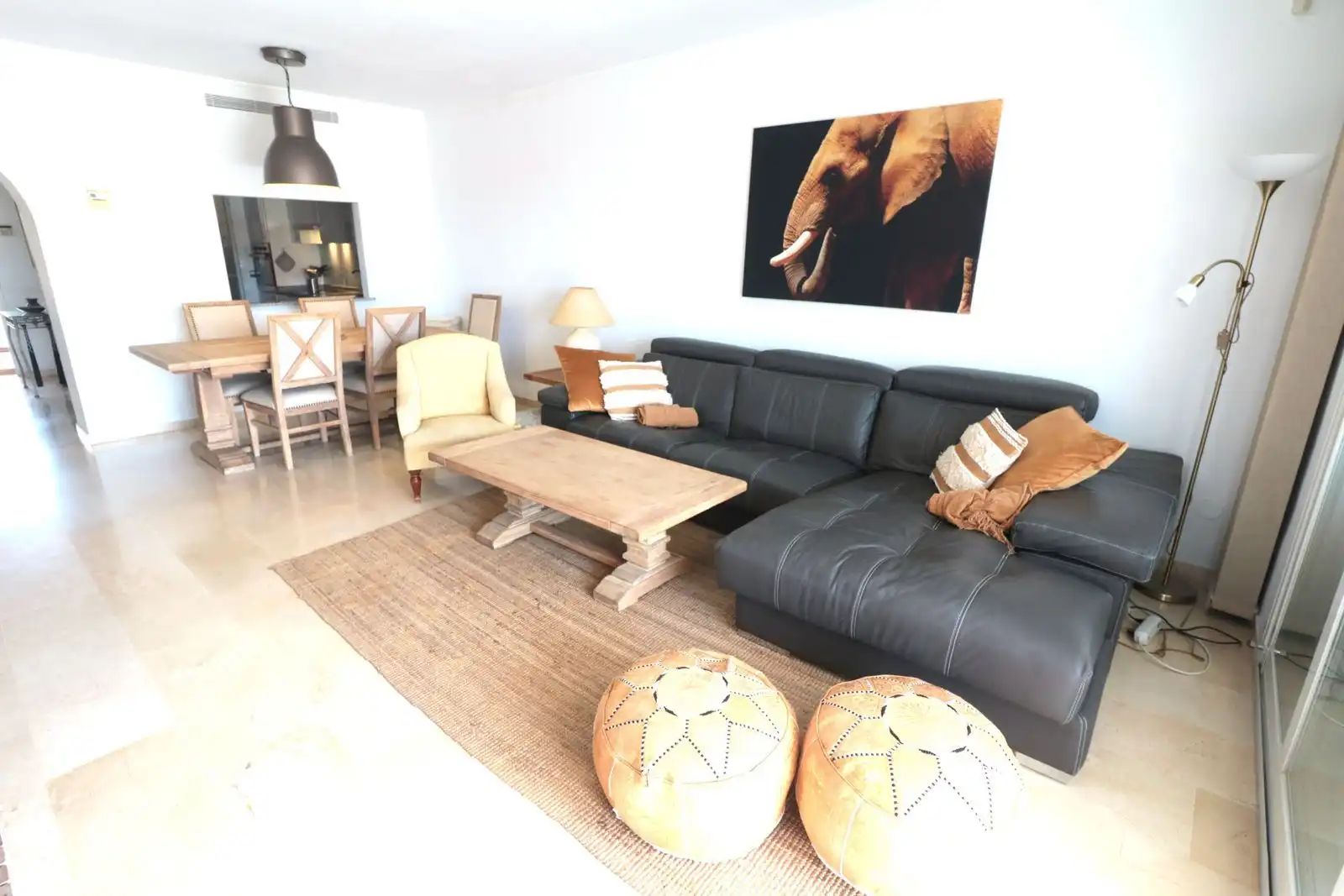 Sala de estar de Piso en venta en Estepona con Aire acondicionado, Terraza y Amueblado