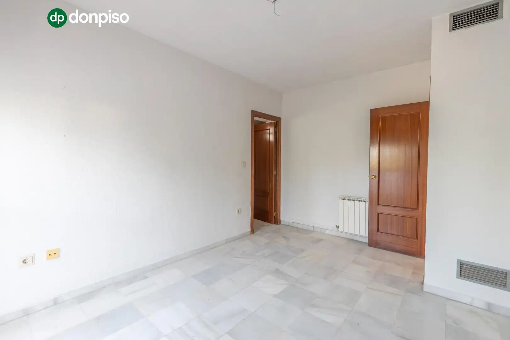Schlafzimmer von Einfamilien-Reihenhaus zum Verkauf in Granada mit Heizung, Terrasse und Abstellraum