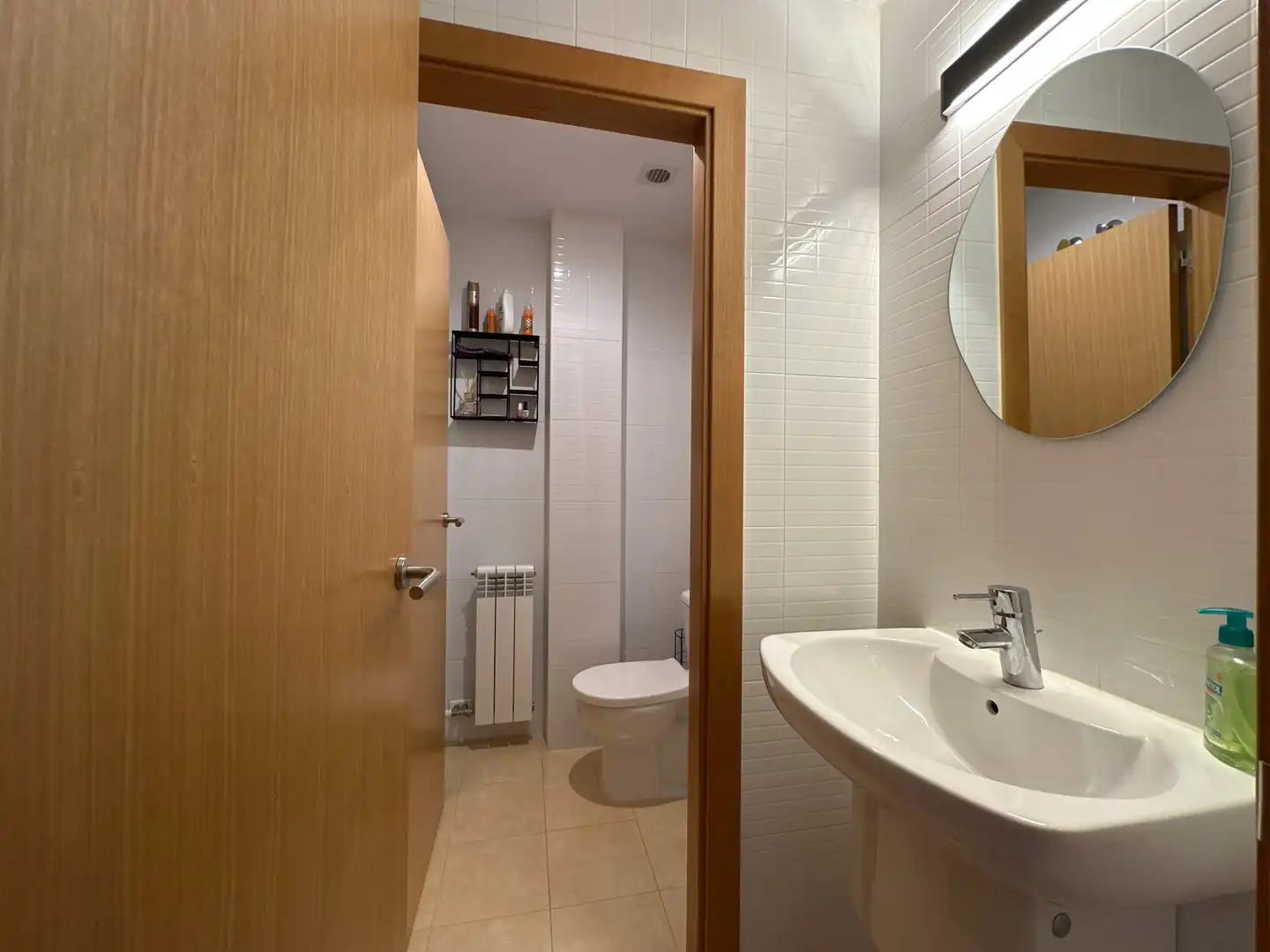 Badezimmer von Einfamilien-Reihenhaus zum Verkauf in Sant Esteve Sesrovires mit Klimaanlage, Heizung und Privatgarten