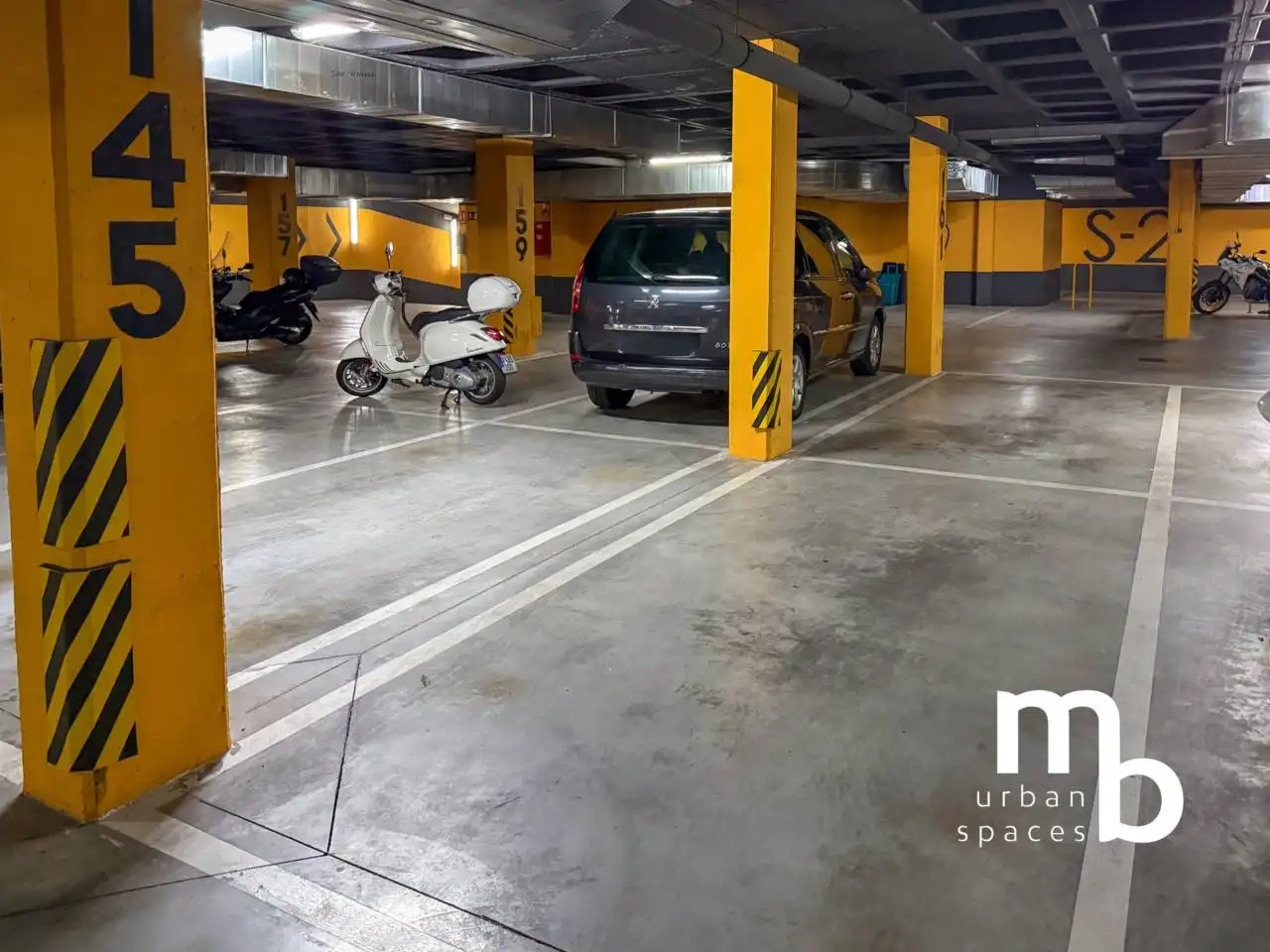 Parking of Flat for rent in Madrid  with Air Conditioner, Heating and Swimming Pool