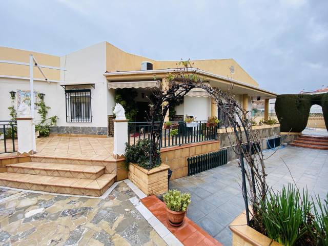 Casa-chalet en Venta en Calvario en La Zubia Ciudad