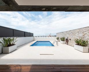 Piscina de Casa adosada de lloguer en Sant Pere de Ribes amb Aire condicionat, Jardí privat i Terrassa