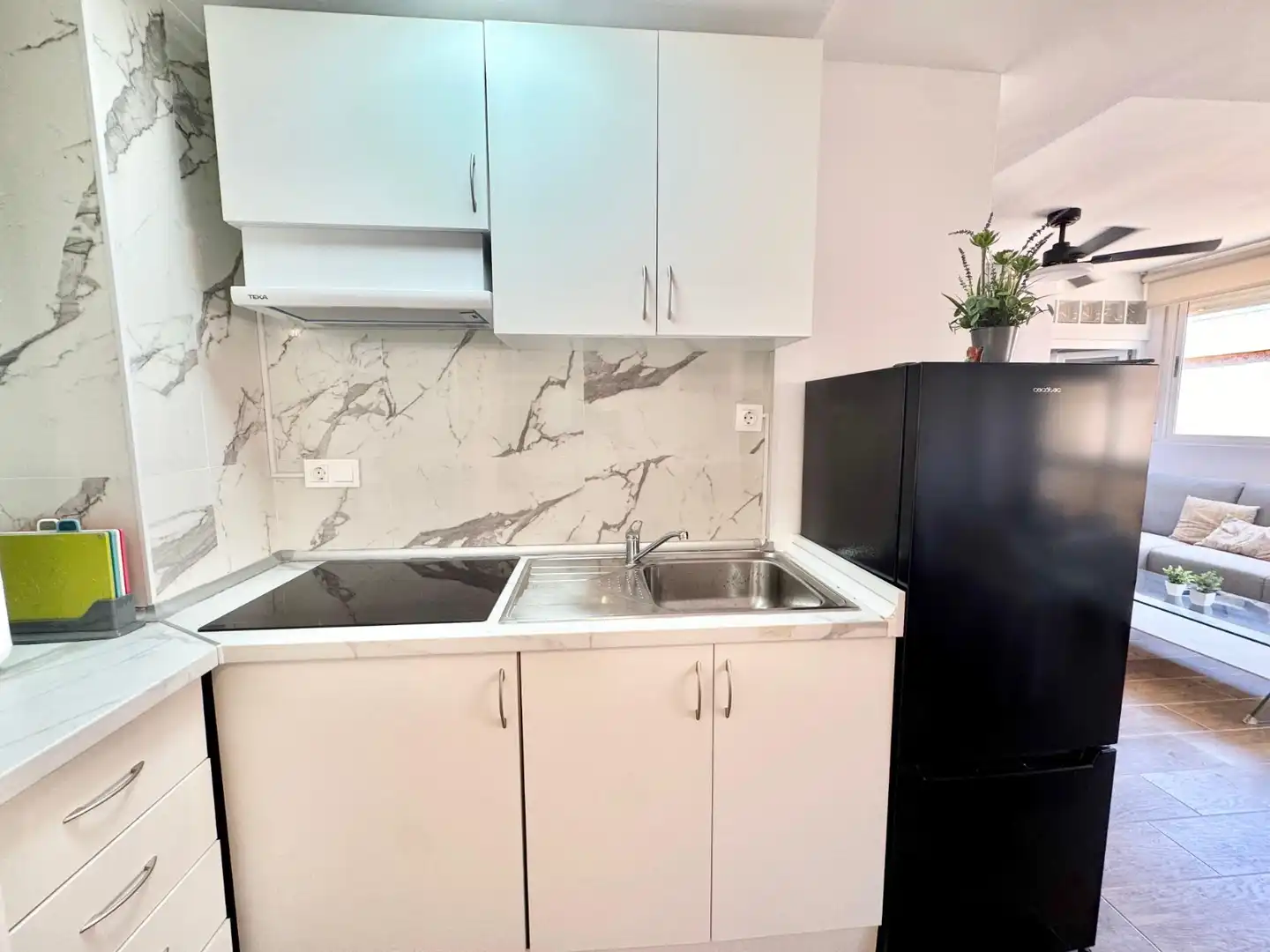 Cuina de Apartament de lloguer en Guardamar del Segura amb Aire condicionat, Moblat i Rentadora