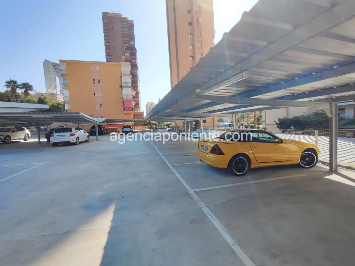 Aparcament de Apartament de lloguer en Benidorm amb Aire condicionat, Calefacció i Terrassa