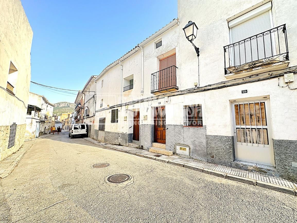 Vista exterior de Casa adosada en venda en Priego amb Calefacció