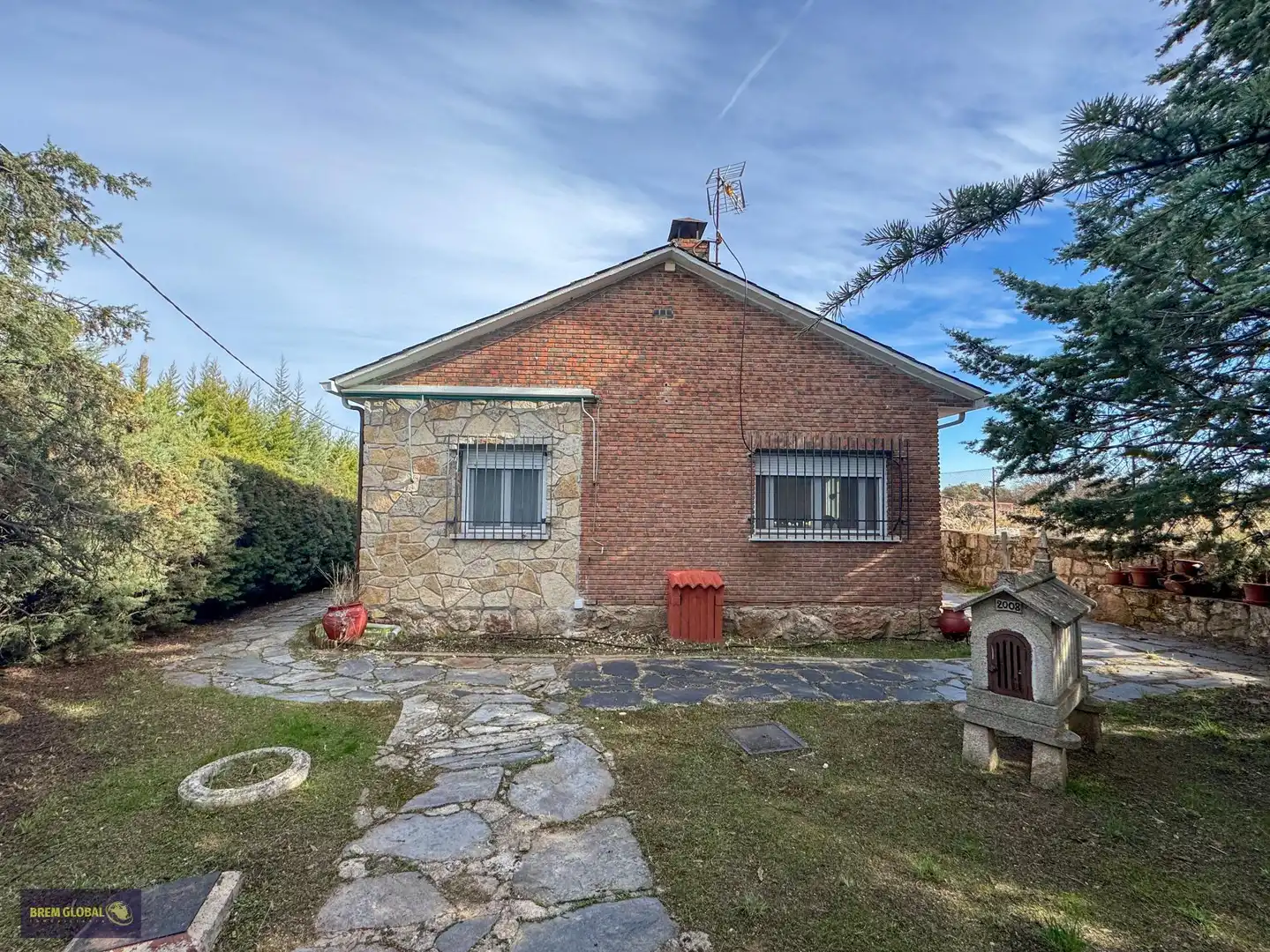 Vista exterior de Casa o xalet en venda en La Cabrera amb Jardí privat, Terrassa i Traster