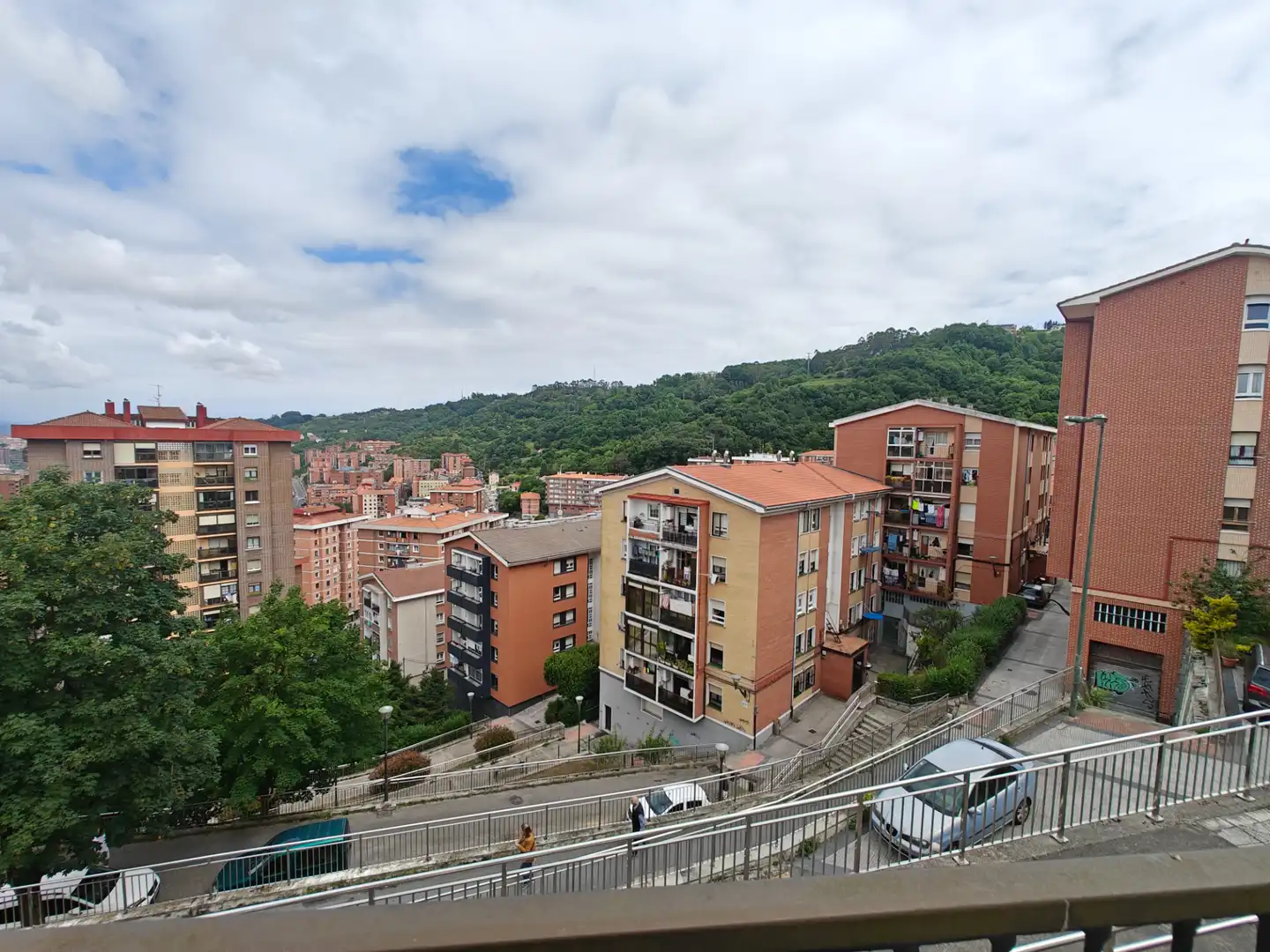 Vista exterior de Casa adosada en venda en Bilbao  amb Calefacció, Terrassa i Moblat