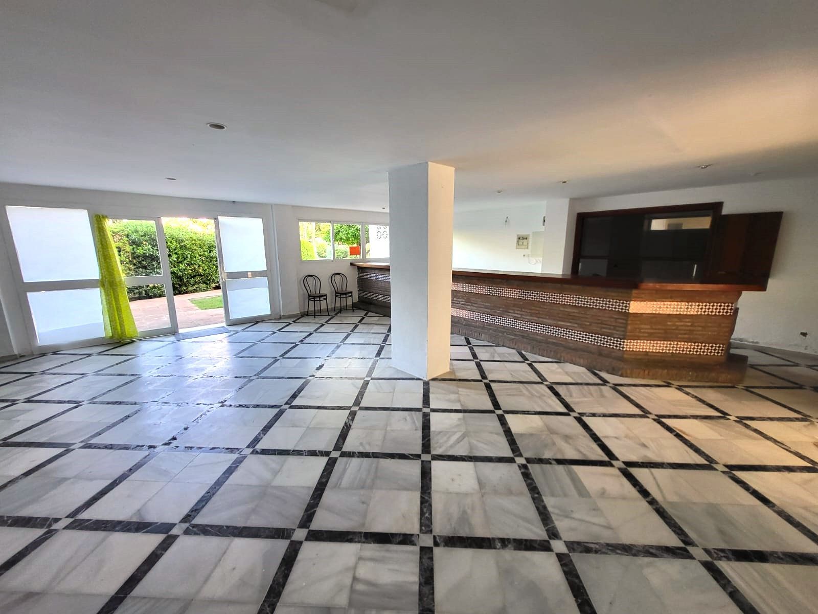 Premises for sale in Estepona