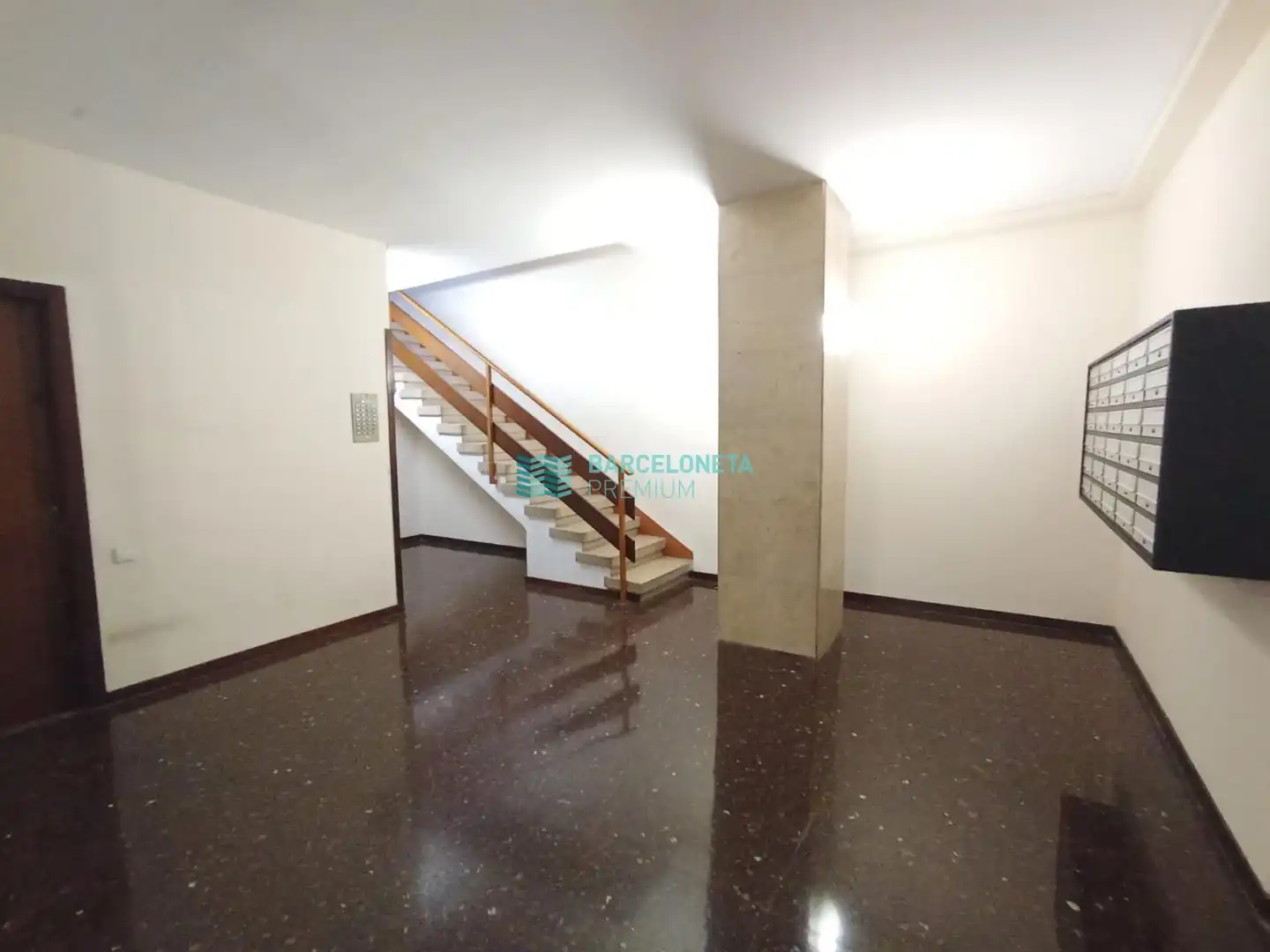 Piso en venta en Barcelona con Calefacción, Terraza y Alarma