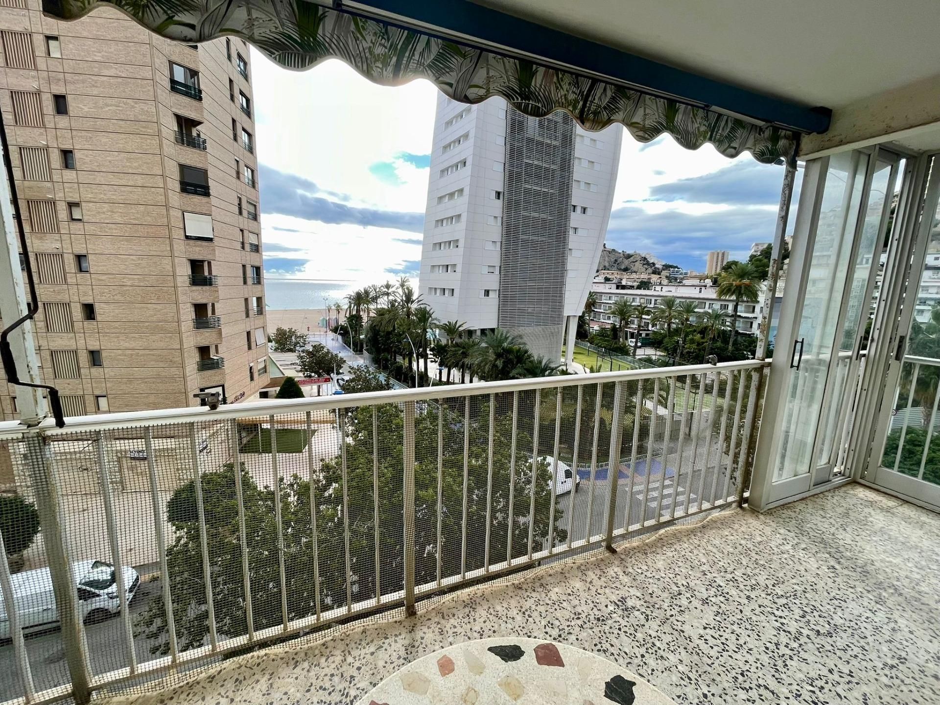 Vista exterior de Apartamento en venta en Benidorm con Terraza y Balcón