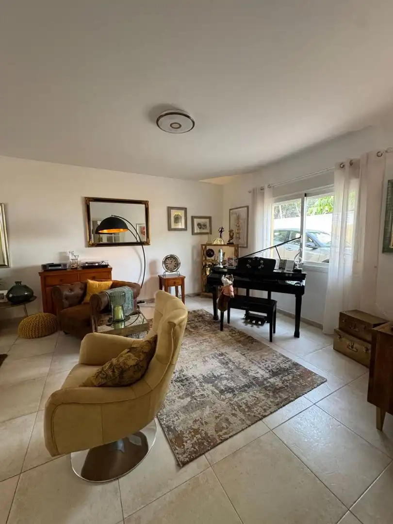 Sala d'estar de Casa o xalet en venda en L'Alfàs del Pi amb Aire condicionat, Jardí privat i Terrassa