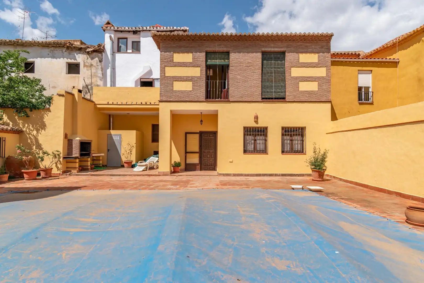 Vista exterior de Casa o xalet en venda en Guadix amb Calefacció, Traster i Piscina