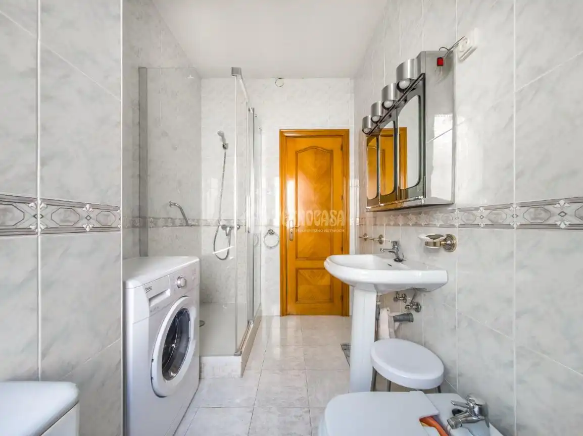 Bathroom of Flat for sale in Madrid  with Air Conditioner, Heating and Parquet flooring