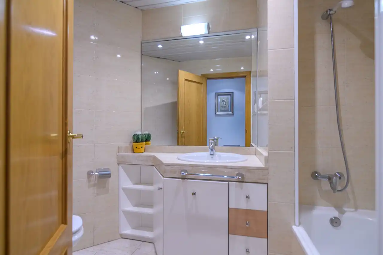 Badezimmer von Wohnung zum Verkauf in Gavà mit Klimaanlage, Heizung und Balkon