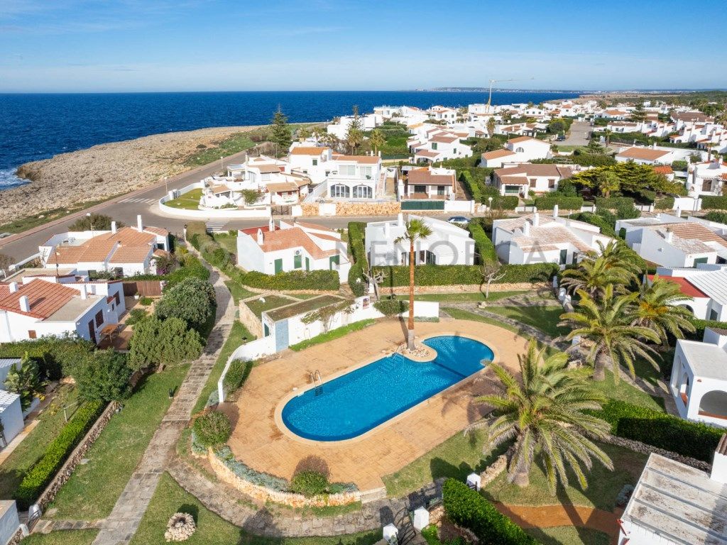 Vista exterior de Casa o xalet en venda en Ciutadella de Menorca amb Piscina comunitària