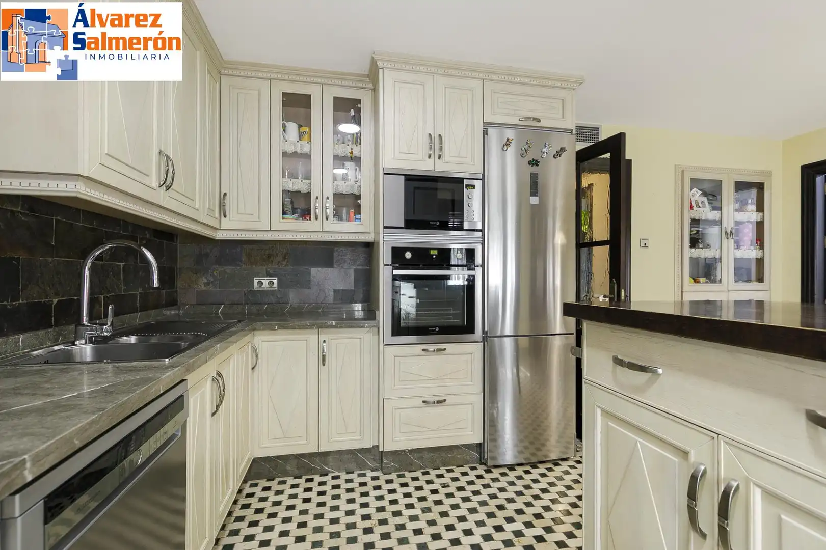 Cocina de Casa o chalet en venta en La Zubia con Aire acondicionado, Calefacción y Jardín privado