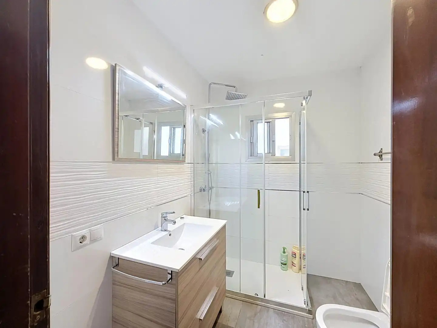 Bathroom of Flat for sale in Sevilla  with Air Conditioner, Terrace and Furnished
