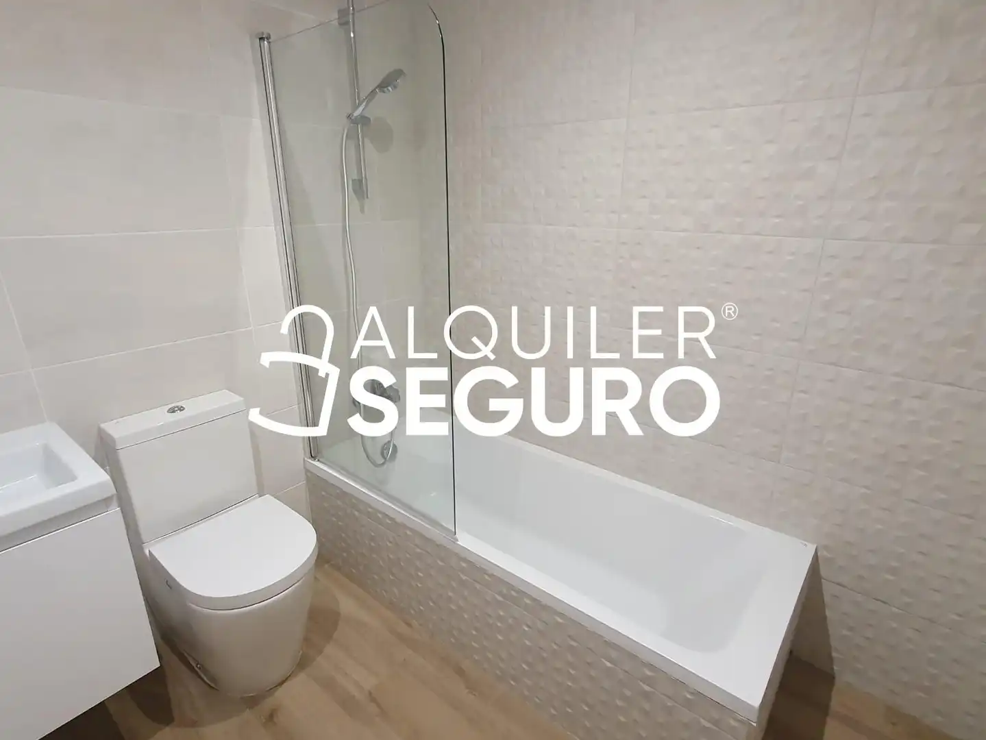 Bathroom of Flat for rent in Madrid  with Air Conditioner, Heating and Terrace