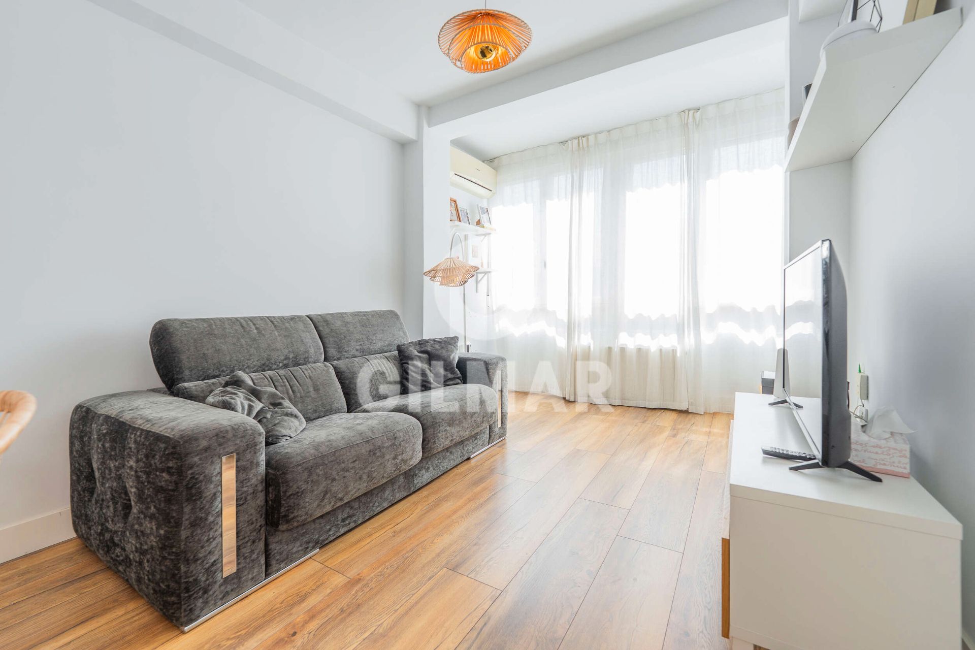 Living room of Flat for sale in  Madrid Capital  with Air Conditioner, Heating and Parquet flooring