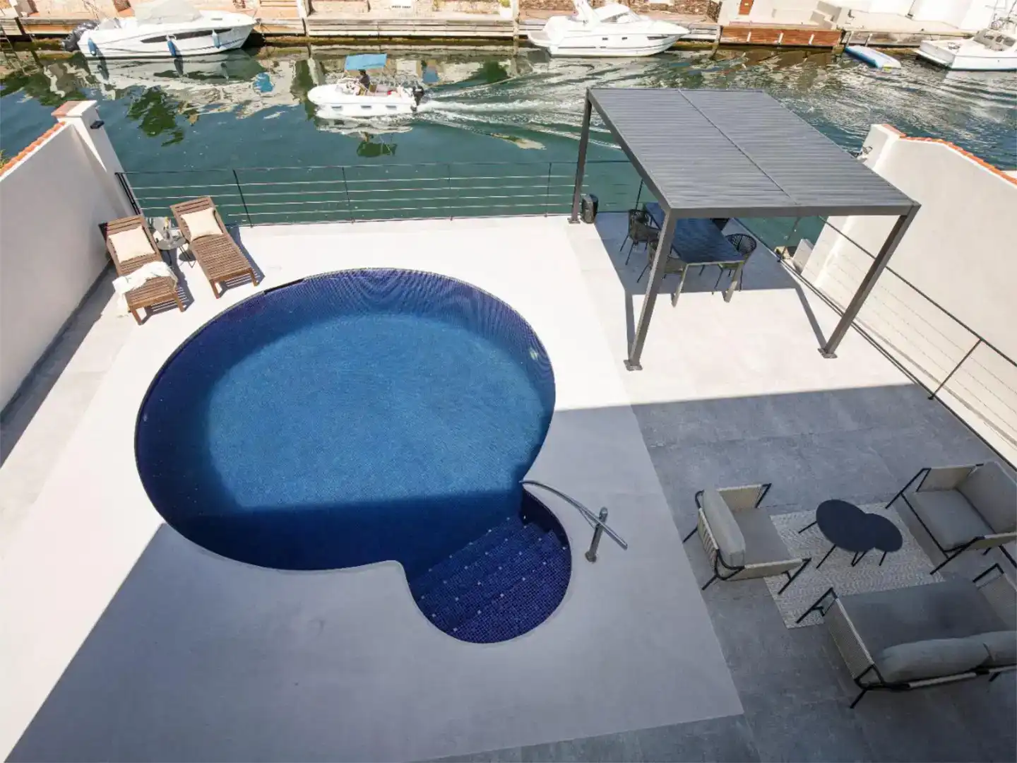 Swimming pool of Houses for sale in Empuriabrava  with Air Conditioner, Swimming Pool and Balcony