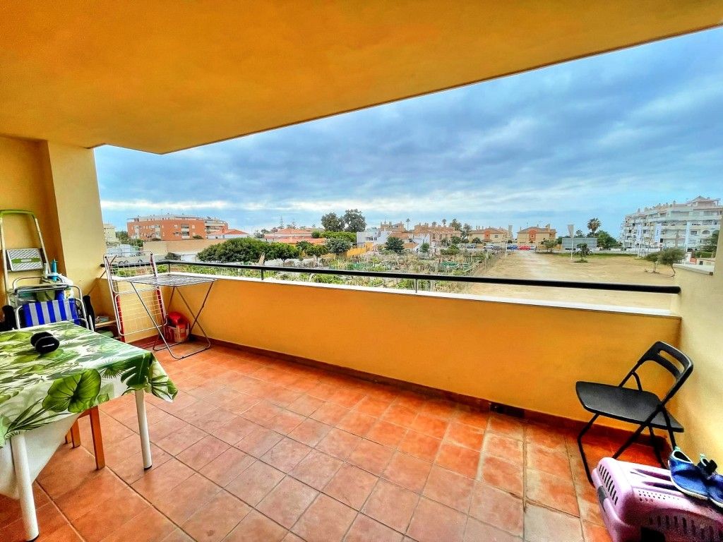 Vista exterior de Piso de alquiler en Rincón de la Victoria con Terraza y Amueblado