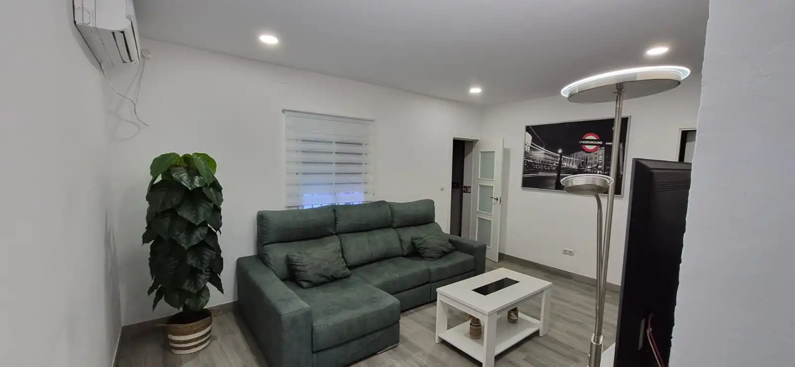 Sala d'estar de Casa o xalet en venda en La Rinconada amb Aire condicionat, Forn i Rentadora