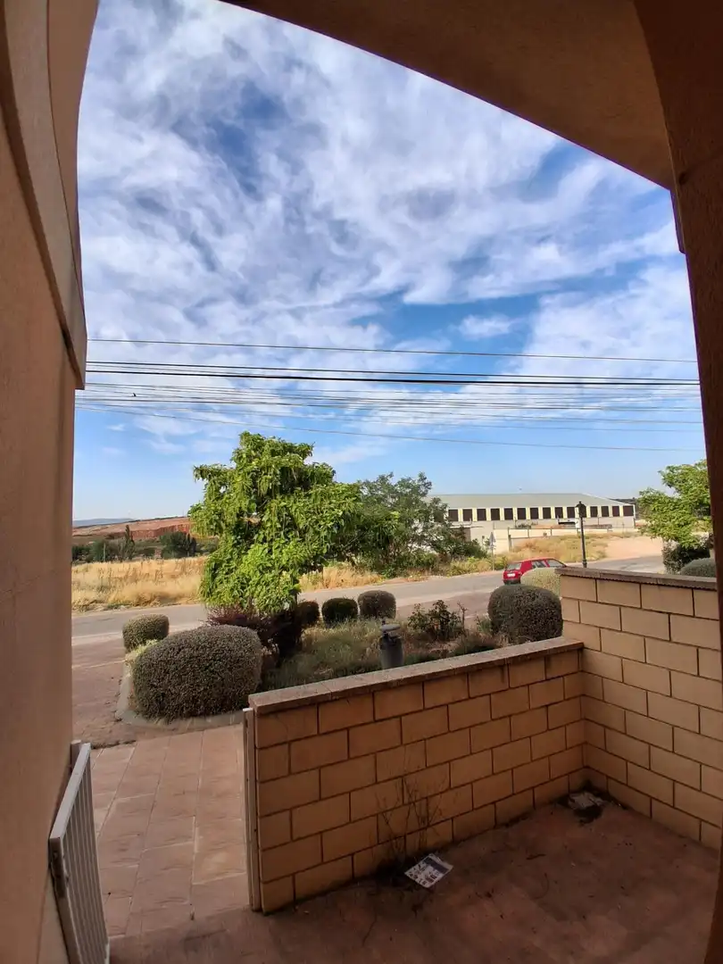 Vista exterior de Casa adosada en venda en Balazote amb Aire condicionat, Calefacció i Terrassa