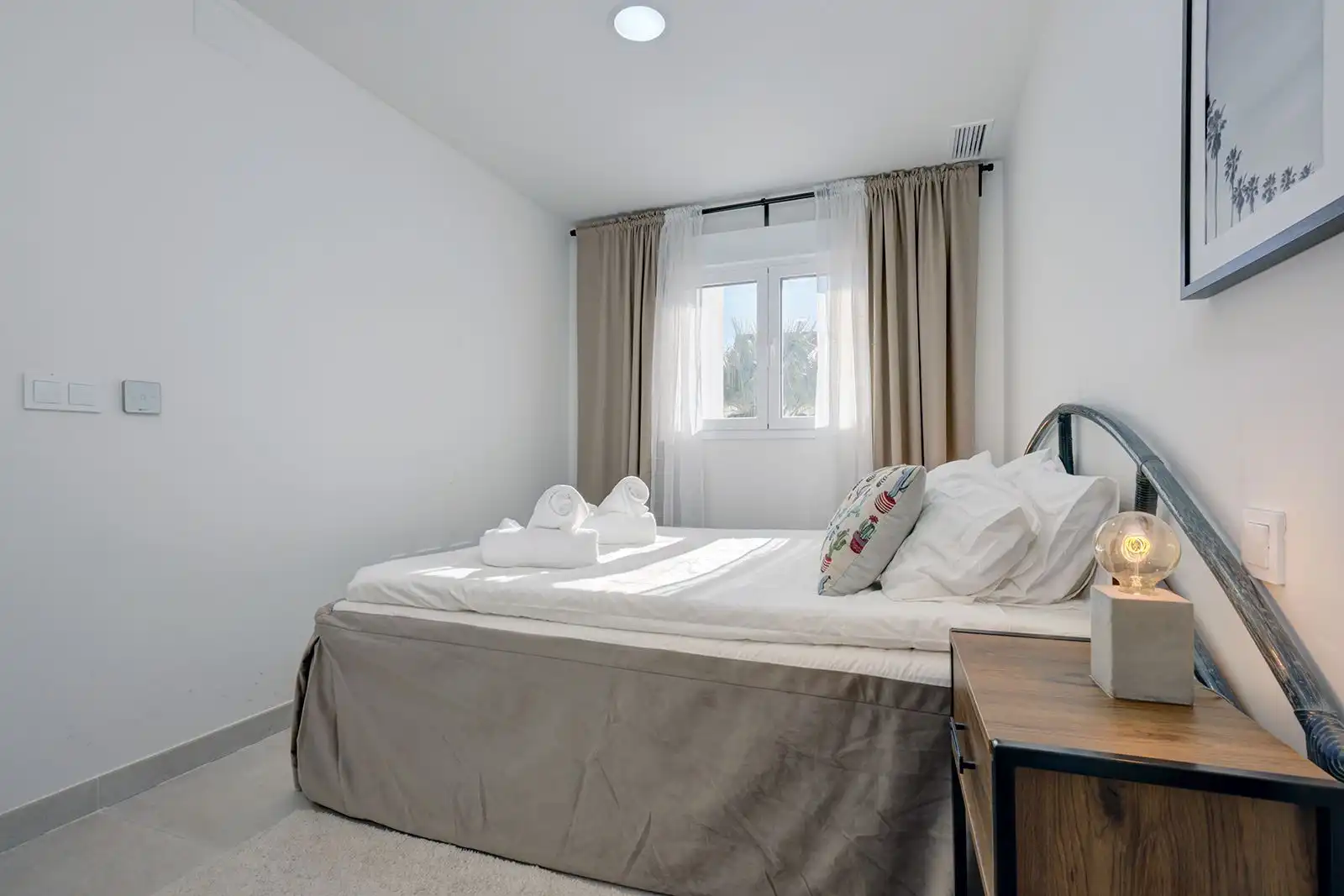 Dormitori de Apartament de lloguer en Estepona amb Aire condicionat, Terrassa i Piscina