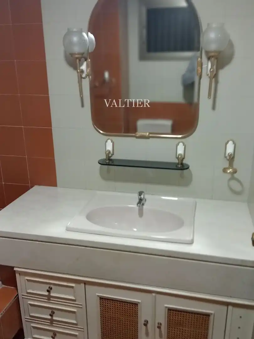 Baño de Piso de alquiler en Madrid con Aire acondicionado, Terraza y Amueblado