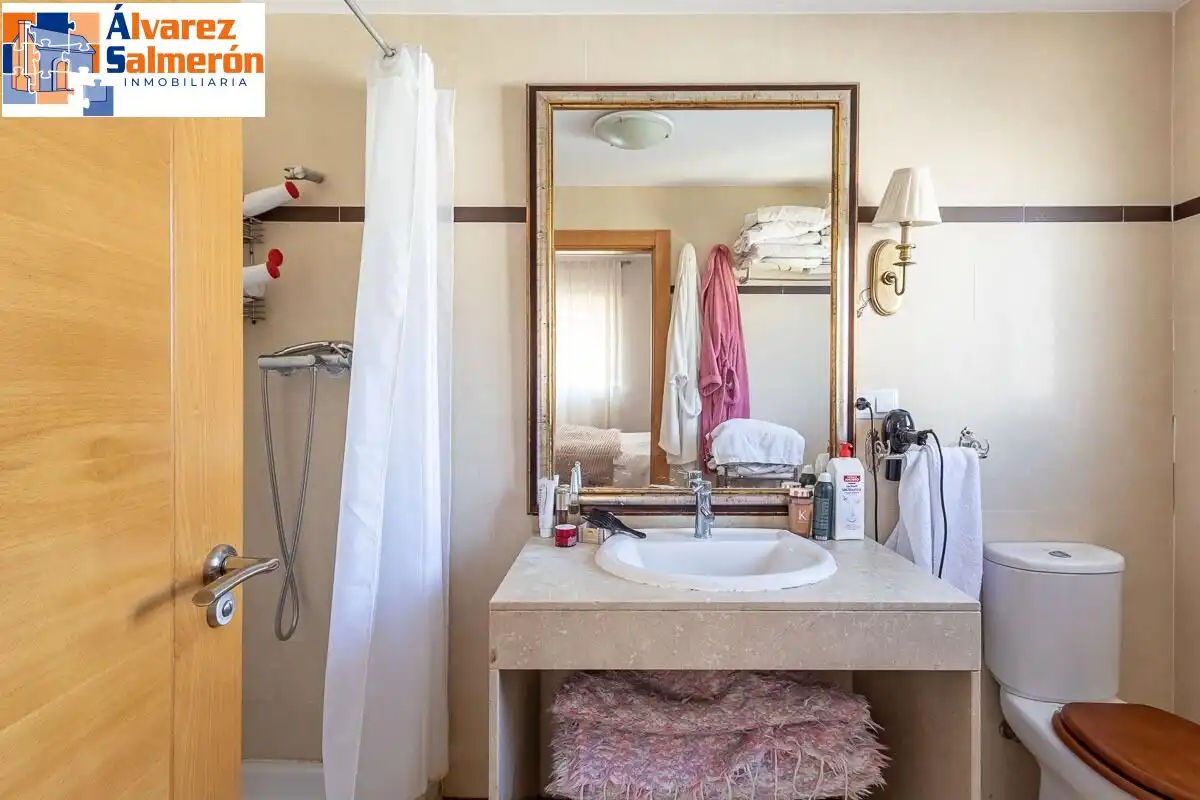 Baño de Casa adosada en venta en Huétor Vega con Aire acondicionado, Terraza y Trastero