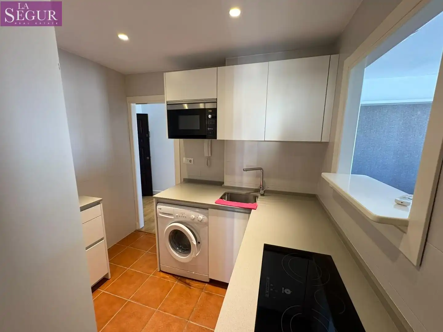 Cocina de Apartamento de alquiler en Cádiz con Aire acondicionado