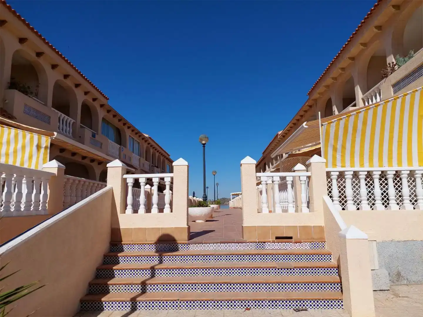 Vista exterior de Casa o xalet en venda en La Manga del Mar Menor amb Piscina
