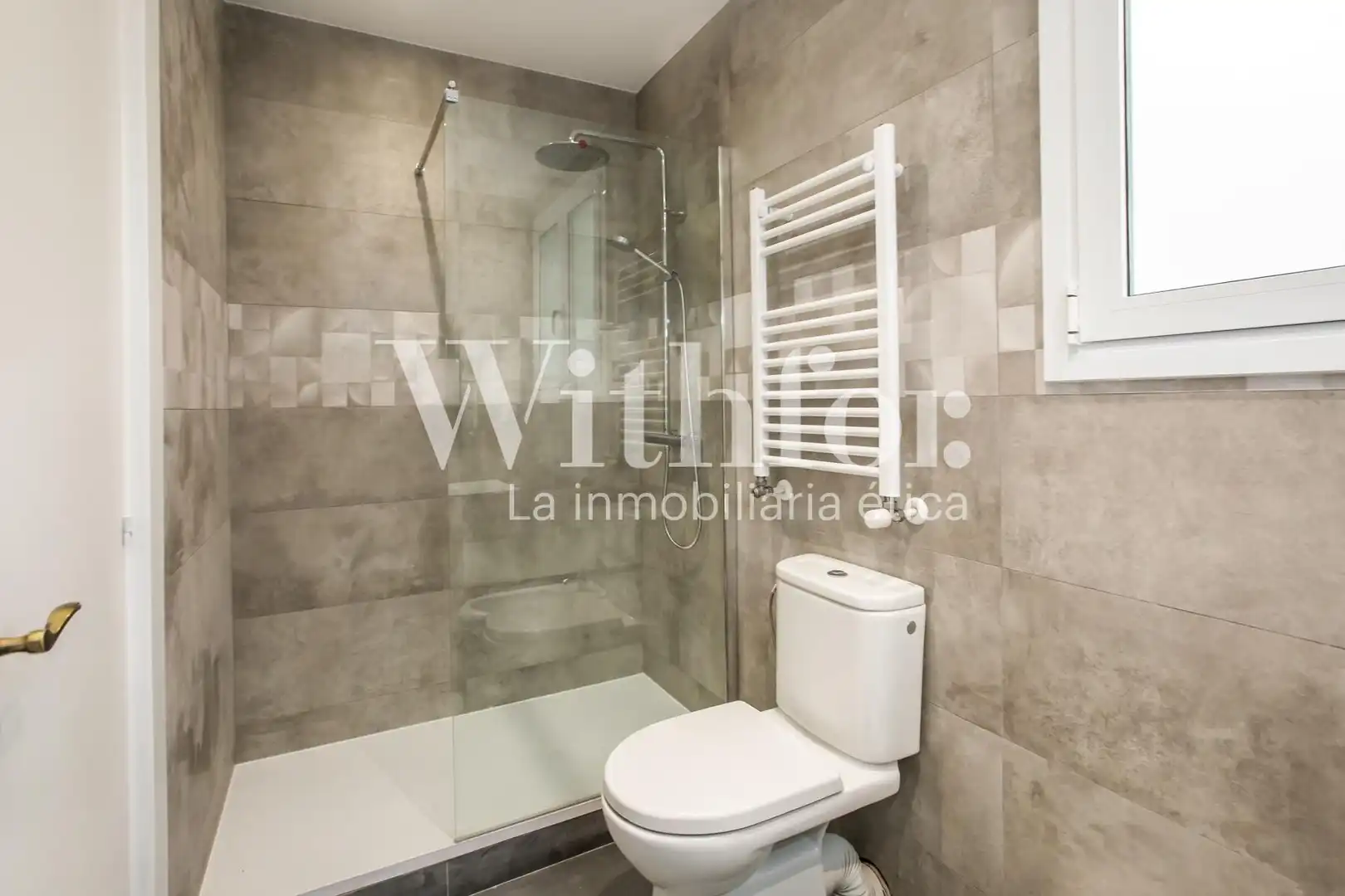 Baño de Piso de alquiler en Barcelona con Aire acondicionado, Calefacción y Parquet