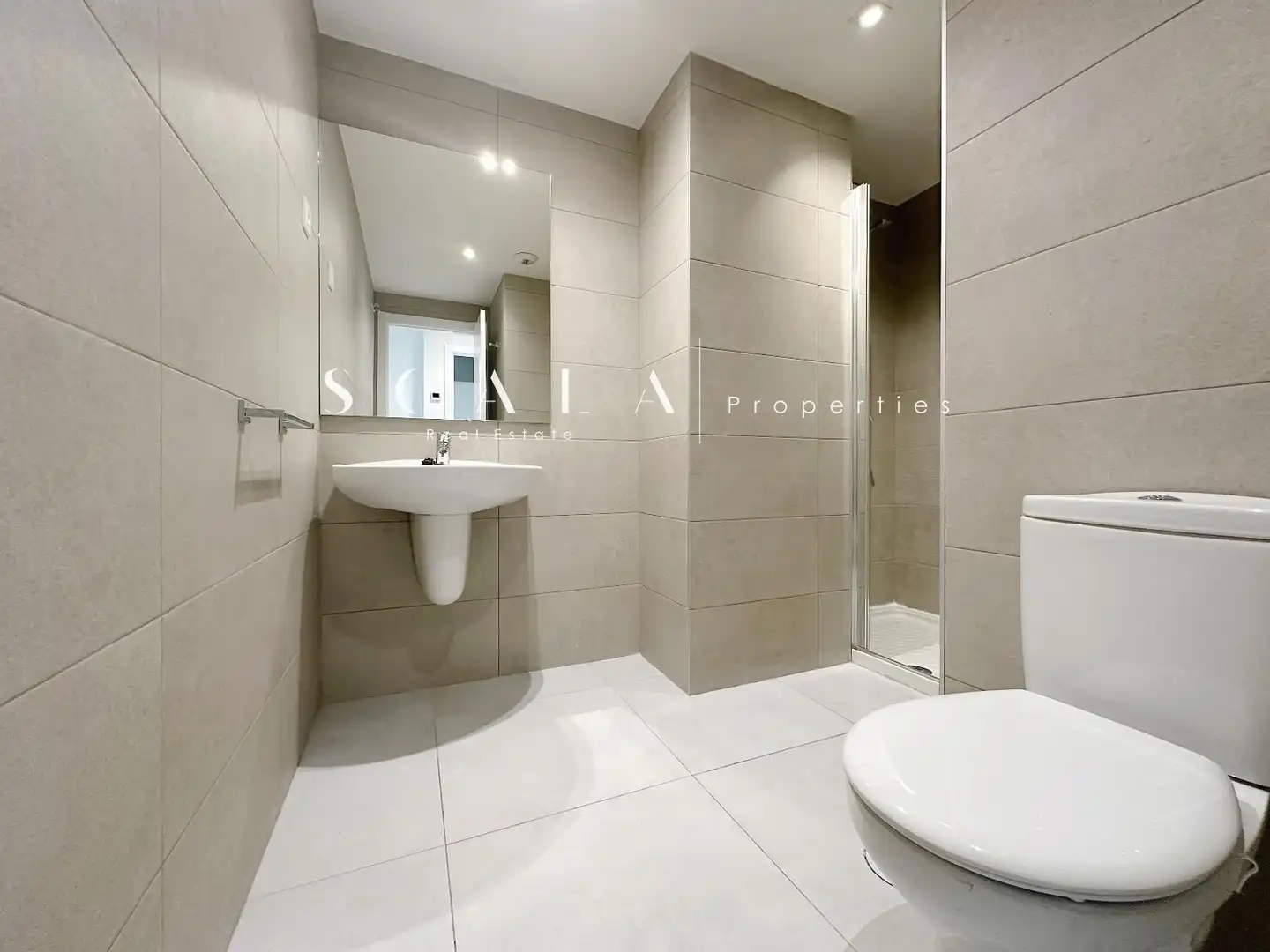 Bathroom of Flat for rent in Madrid  with Air Conditioner, Heating and Terrace