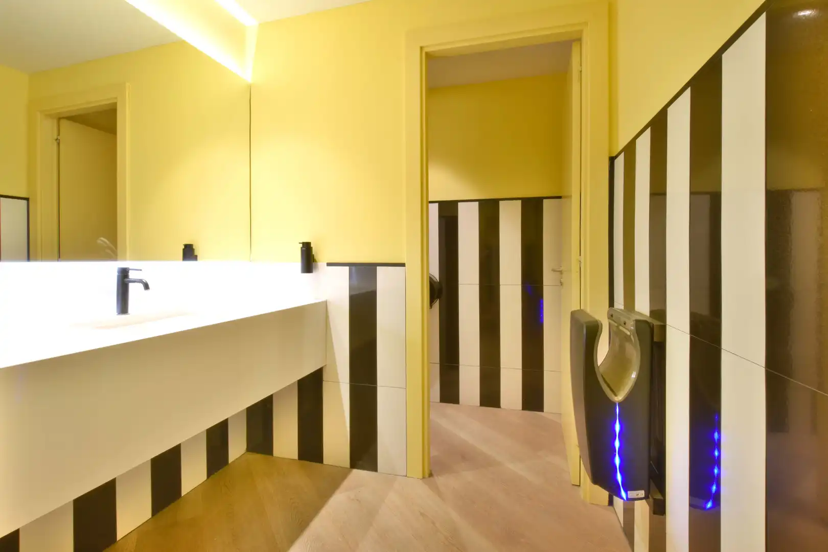Baño de Oficina de alquiler en Barcelona con Aire acondicionado y Terraza