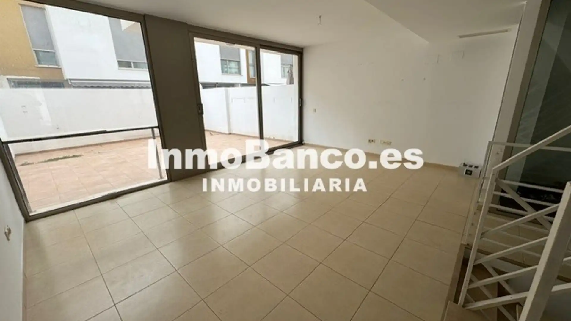 Casa adosada de alquiler en La Pobla de Vallbona con Terraza