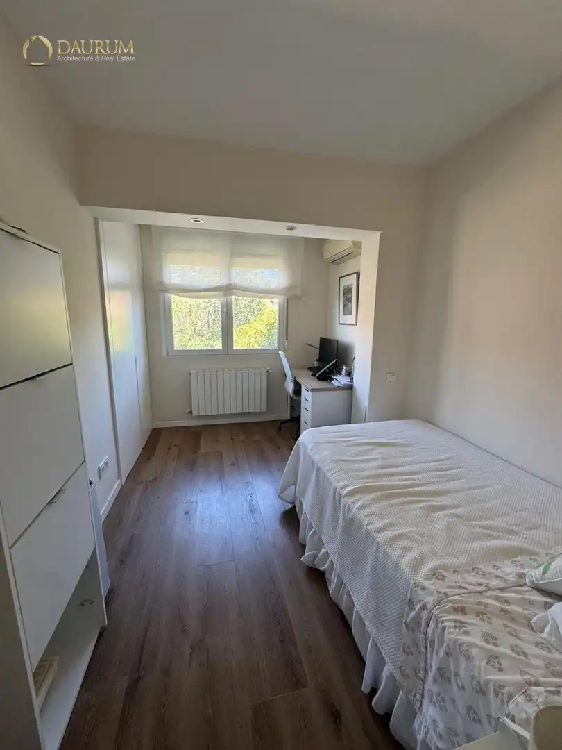 Habitación de Casa adosada en venta en Pozuelo de Alarcón con Aire acondicionado, Calefacción y Jardín privado